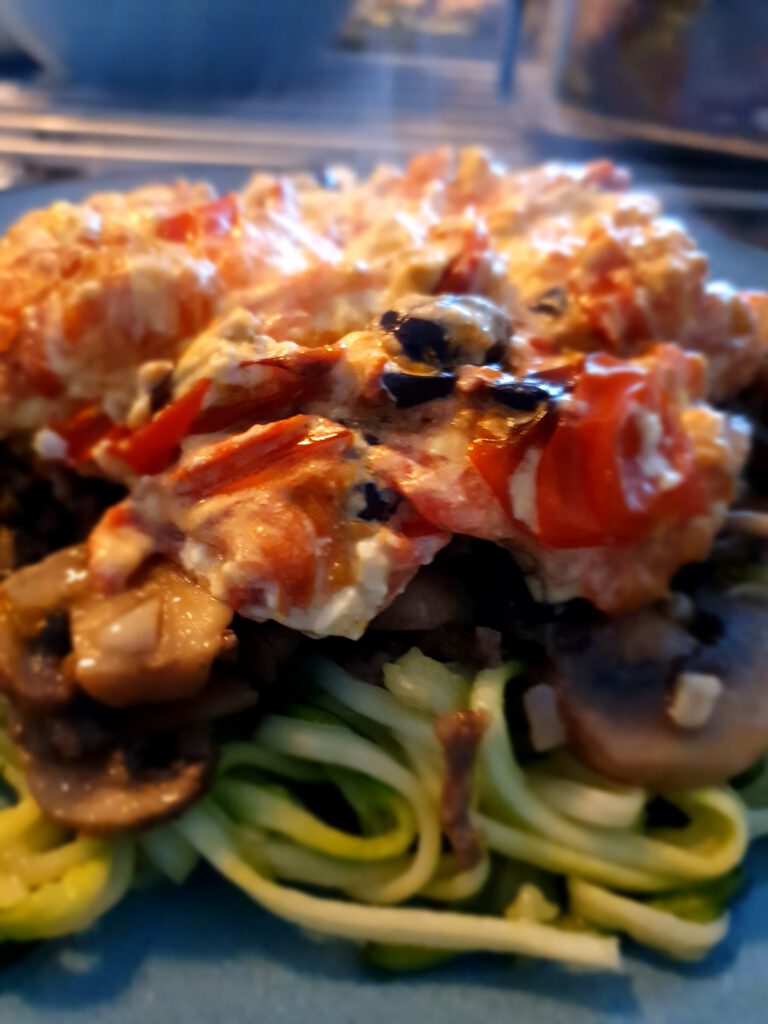 Courgetti pasta met fetasaus